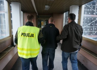 Podawał się za policjanta i …obmacywał kobiety! A potem je okradał