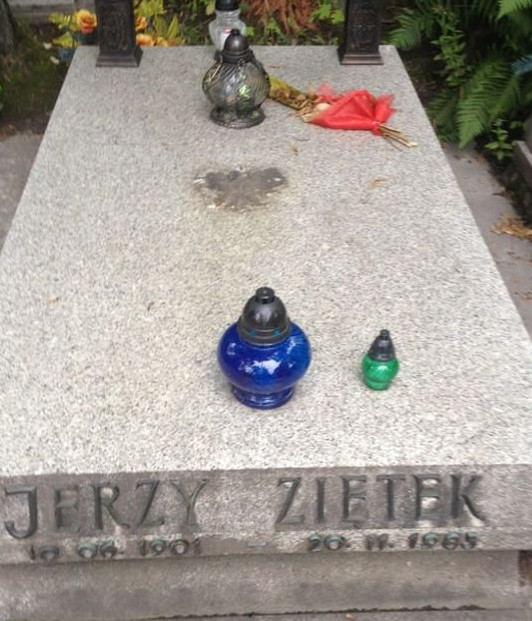 Zdewastowany grób Jerzego Ziętka