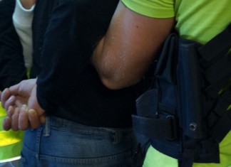 Pijany mężczyzna zrywał tablice rejestracyjne w Śródmieściu. Trafił do szpitala