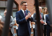 Krupa zdecydowanie prowadzi w wyścigu o fotel prezydenta