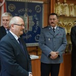 Policjanci uroczyście pożegnali Piotra Uszoka. Dostał od nich…pistolet