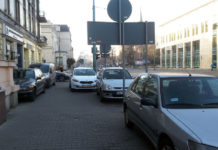 W Katowicach brakuje miejsc parkingowych – ale to już przesada! Mistrzowie parkowania dali popis na Warszawskiej