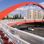 Trzy Stawy: Betonowe odłamki kładki spadły na samochody. Kierowca w szpitalu, policja szuka świadków