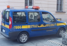 Kobieta w Katowicach gwałtownie upadła na chodnik, potrzebowała pomocy