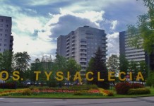 Fekalia na klatkach, pijacy pod blokami i strach mieszkańców. Mieszkańcy Osiedla Tysiąclecia mają dość żółty napis Os. Tysiąclecia, a za nim kilka bloków