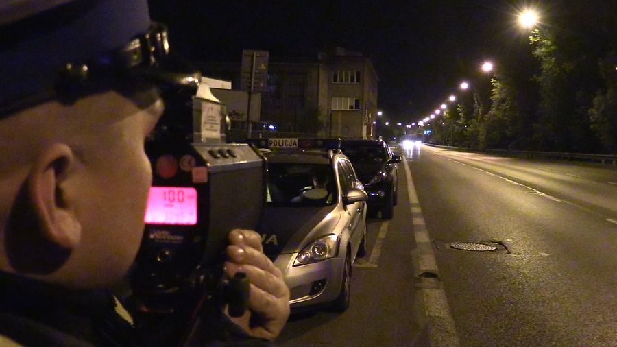 Zatrzymane prawa jazdy i liczne mandaty w Katowicach. Policja przyzwyczaja kierowców do nowych przepisów (film)