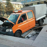 Rynek w Katowicach uszkodzony. Samochód najechał na fontannę (zdjęcia)