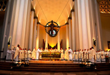 Wierni powitają nowego arcybiskupa. Ingres w katedrze Chrystusa Króla