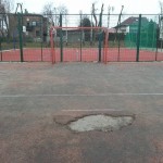 Pechowe boisko w Podlesiu w końcu jest remontowane. Bałagan czy cykl budowlany?