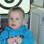 Policja poszukuje rodziców 2-letnie dziecka. Chłopczyka znaleziono przy kościele w Katowicach (zdjęcia)