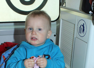 Policja poszukuje rodziców 2-letnie dziecka. Chłopczyka znaleziono przy kościele w Katowicach (zdjęcia)