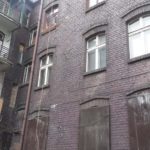 Mężczyzna w Katowicach znalazł zwitek pieniędzy. Znajdowały się w rynnie