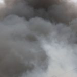 Pożar w Kostuchnie. Strażacy walczą z ogniem (wideo)