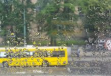 Zalania w Katowicach. Z przejazdu pod ulicą Kościuszki strażacy wyciągali samochody, zalało też m.in. szkołę