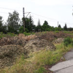 Wycięto drzewa i krzewy oddzielające domy od torów, a mieszkańcy skarżą się na hałas. Poprawa sytuacji po 2019 roku?