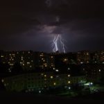 Burze z silnym wiatrem i gradem w całym regionie