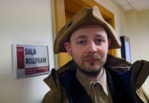 Protestował przed siedzibą posłów PiS w Katowicach. Rozbił namioty, teraz tłumaczy się w sądzie