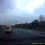 Tak dachował mercedes na DTŚ-ce. Dzisiaj też problemy na drogach (film)