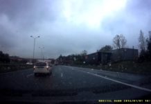 Tak dachował mercedes na DTŚ-ce. Dzisiaj też problemy na drogach (film)