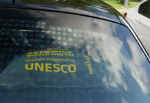 Prezydent Katowic zrezygnuje z elektrycznej limuzyny? Już się w sumie przejechał na swojej „Tesli”