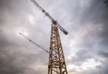 Policja nie wyklucza próby samobójczej. W centrum Katowic 25-latek złamał kręgosłup