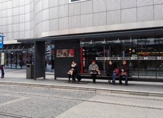 Spał na przystanku w centrum Katowic i został okradziony. Kamery jednak patrzyły