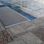 Popękały płytki przy sztucznej Rawie. Naprawa najwcześniej wiosną