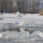 Trzy Stawy: Szaleńcy spacerują po zamarzniętym jeziorze. Jeździł też motocyklista