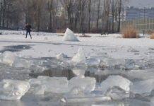 Trzy Stawy: Szaleńcy spacerują po zamarzniętym jeziorze. Jeździł też motocyklista