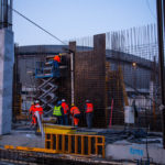 Zima niestraszna na budowie w centrum Katowic. Karmią i odpowiednio ubierają pracowników