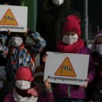 W Katowicach nawet 62 tys. gospodarstw domowych korzysta z węgla. „Na Dębie palą oponami, szczypią aż oczy w domu”