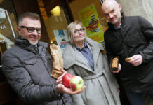 Ciastka zniknęły z biblioteki, za to prezydent Katowic dostał pełen karton. Radni chcą zapłacić za powrót łakoci