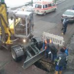 Kanalizacja przyłączona, chodnik czeka na naprawę. Co z samochodem, który się zapadł?