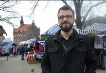 Życie w XXI wieku do czegoś zobowiązuje – mówi Aleksander Krajewski Poprosiłem o zdjęcie w tym miejscu. Najbliższe otoczenie szkoły jest niemal tak ważne jak sam budynek. Nie zawsze sprzyja rozwojowi i nauce. 100 lat temu stała tu najpiękniejsza polska synagoga a ulica Mickiewicza była jedną z najbardziej reprezentacyjnych w mieście. Powinniśmy uczyć tu kultury, opowiadać o dziedzictwie miasta i jego trudnej historii. Tymczasem uczymy nasze dzieci... kiczu, tandety, braku szacunku do przestrzeni, w której żyjemy. Pomnik na placu cuchnie moczem, jest otoczony brudnymi, pasiastymi kramami i fastfoodami, wszędzie śmieci, kamienice zasłaniają reklamy a teren szkoły zajmują parkujące samochody. Doskonała lekcja barbarzyństwa i wandalizmu. Fot. Ewa Waszut