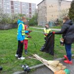 Papierki i pety po papierosach opanowały ul. Markefki. Mieszkańcy posprzątali