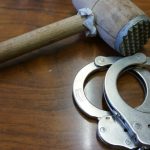 Skatował 69-latka tłuczkiem do mięsa. Pobił też jego żonę