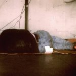 Altana śmietnikowa przy ul. Obroki stała się domem dla bezdomnych? Mieszkańcy chcą interwencji władz