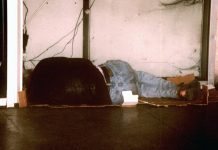 Altana śmietnikowa przy ul. Obroki stała się domem dla bezdomnych? Mieszkańcy chcą interwencji władz