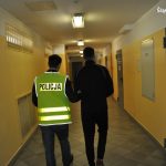 Pociął twarz młodym kobietom. Na zarzuty jeszcze poczeka, a prokuratura się tłumaczy