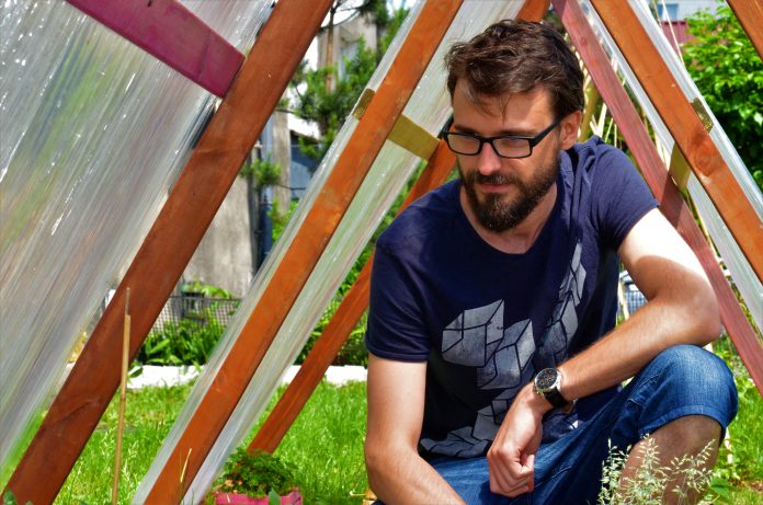 Aleksander Krajewski w ogrodzie społecznym na Cynkowej w Katowicach/ fot. Ewa Waszut