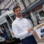 W Katowicach przypomnieli, że w piecach palimy byle co. Namawiają do porzucenia samochodów (wideo)