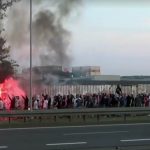Kilkuset kiboli w centrum Katowic. Spalili flagę GKS-u Katowice, stwarzali zagrożenie dla mieszkańców (wideo)