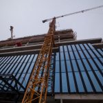 Sąsiad Spodka ma już 46 metrów i ubiera się w panele. Jeden waży 500 kg