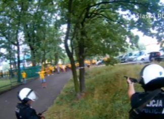 Policja pokazuje nagranie z niedzielnej zadymy w Katowicach. Atakowali ich kibole GKS-u Katowice