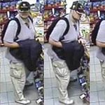 Napadł na sklep przy ulicy Armii Krajowej. Miał broń. Poznajesz go? (wideo)