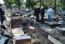 Ekshumacja zwłok na cmentarzu w Katowicach