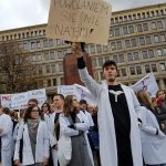 „Szpital bez medyka, to tylko budynek”. Protest na ulicach Katowic (zdjęcia)