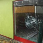 Szalał z płytą chodnikową w centrum Katowic. Placówka gastronomiczna sporo wycierpiała