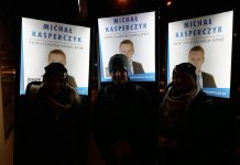 Radny chodził po mieście i rozdawał ulotki. Na plecach miał swoją podświetlaną podobiznę