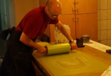 Grafika jest jego pasją, przez którą ogląda świat. Rozmawiamy z Adamem Czechem